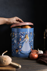 Mavi külah kapaklı Cinderella desenli soğan ve sarımsak saklama kutusu, yanında soğan ve sarımsaklar