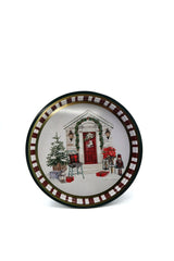 Kırmızı kapılı evin önünde yılbaşı süslemeli bahçe, sandalye, çam ağacı ve hediye kutuları