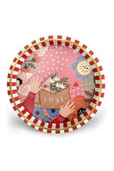 Kırmızı beyaz çizgili kenarlı, üzerinde çiçekler ve 'LOVE' yazılı zarf tutan iki elin olduğu dekoratif yuvarlak tepsi