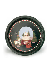 Kara tabanlı, Noel temalı rokoko tepsi; kar küresi, atlı oyuncak, sıcak çikolata ve süslenmiş çam ağaçları