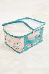 Mavi kenarlıklı bebek seyahat seti, bebek battaniyesi ve oyuncak desenli saklama kutusu