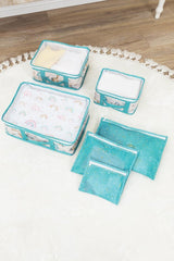 Mavi kenarlı transparan bebek seyahat organizatör seti, çeşitli boyutta çantalar, beyaz halıda