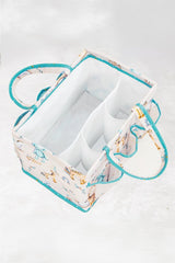 Mavi kenarlı, hayvan desenli çok gözlü bebek bakım çantası, içi bölmeli, beyaz zemin üzerinde