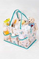 Desenli mavi kulplu bebek bakım çantası içinde biberon, oyuncak ayı, bebek bezi ve bakım ürünleri