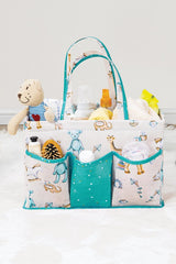 Mavi desenli bebek bakım çantası içinde oyuncak ayı, şişe, tarak ve bebek bakım ürünleri