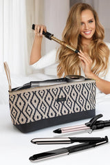 Kadın saç maşası kullanıyor, önünde desenli saç şekillendirici çantası, düzleştirici ve maşa