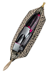 Desenli bohem tarzı çantada Dyson saç şekillendirici fırça ve aksesuarları