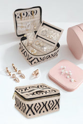Bohem tarz desenli seyahat takı kutusu ve içinde altın-sarı, inci detaylı kadın küpeleri