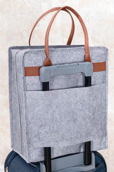 Kahverengi deri kulplu gri keçe seyahat çantası, valiz sapına takılı