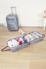 Ayakkabı düzenleyici çanta içinde çeşitli spor ayakkabılar, yanında gri teleskopik saplı valiz ve tek pembe spor ayakkabı