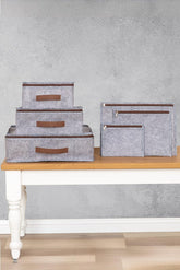 Gri keçe materyalden yapılmış, kahverengi kulplu ve fermuarlı 6'lı bavul içi organize çanta seti