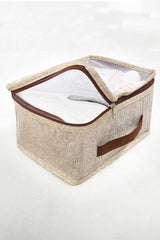 Hafif bej rengi fermuarlı seyahat çantası, kahverengi tutma kulplu ve şeffaf file üst kapaklı