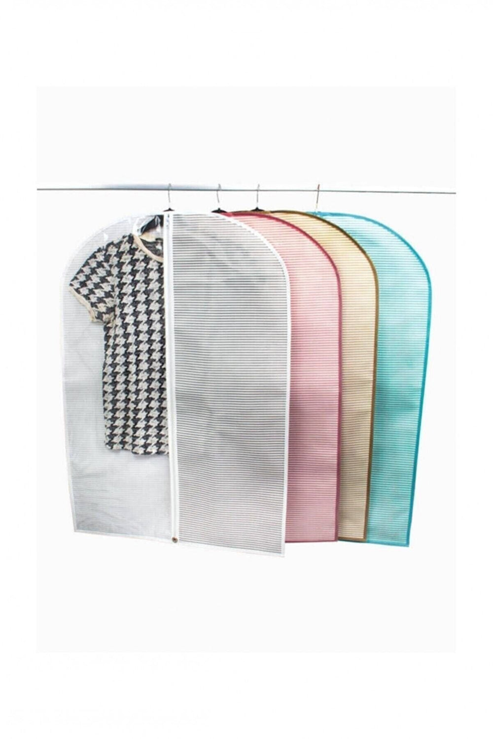 Rengarenk askıya asılı şeffaf çizgili elbise kılıfları içinde tek siyah beyaz desenli tişört