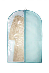 Mavi kenarlı şeffaf elbise kılıfında askıda krem rengi elbise
