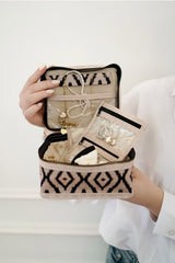 Kadın tarafından tutulan desenli takı kutusunda kolye ve küpeler