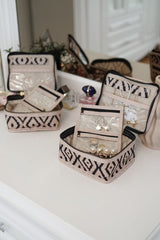 Geometrik desenli siyah beyaz takı organizeri içinde yüzük ve kolyeler