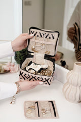 Kadın elinde siyah desenli takı kutusu, içinde yüzük ve kolye aksesuarları