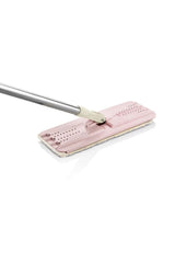 Pembe plastik tabanlı metal saplı paspas, beyaz mikrofiber bezle