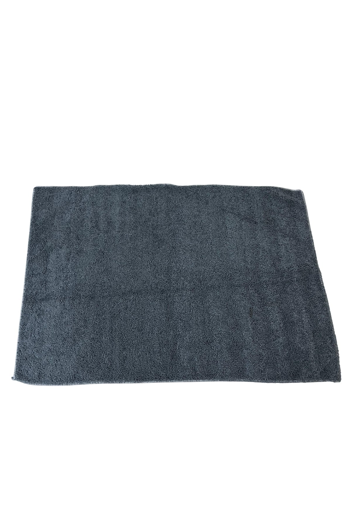 Gri mikrofiber havlu, beyaz zemin üzerinde düz şekilde serili