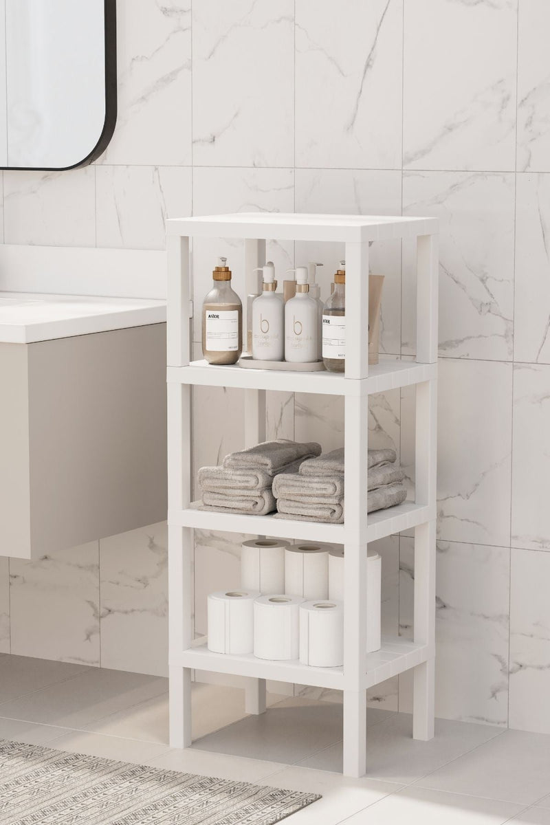 Beyaz banyo rafında havlular, tuvalet kağıtları ve şişe sıvı sabunlar