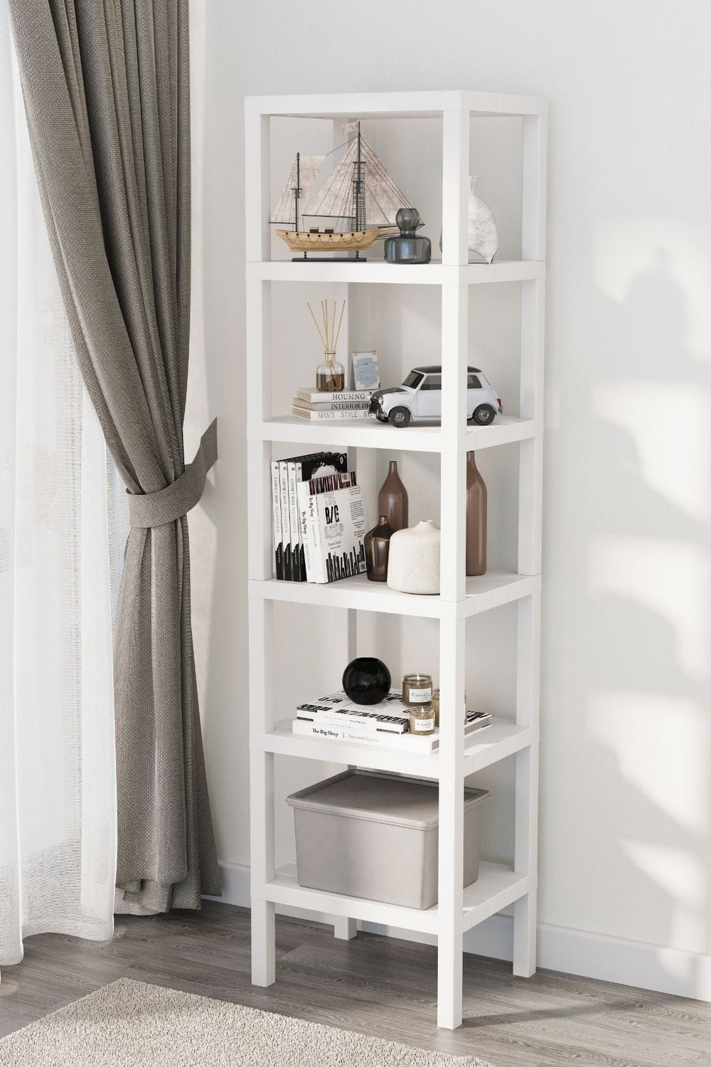 Beyaz raflı modern ev dekorasyonu, dekoratif gemi, kitaplar, model araba ve vazo