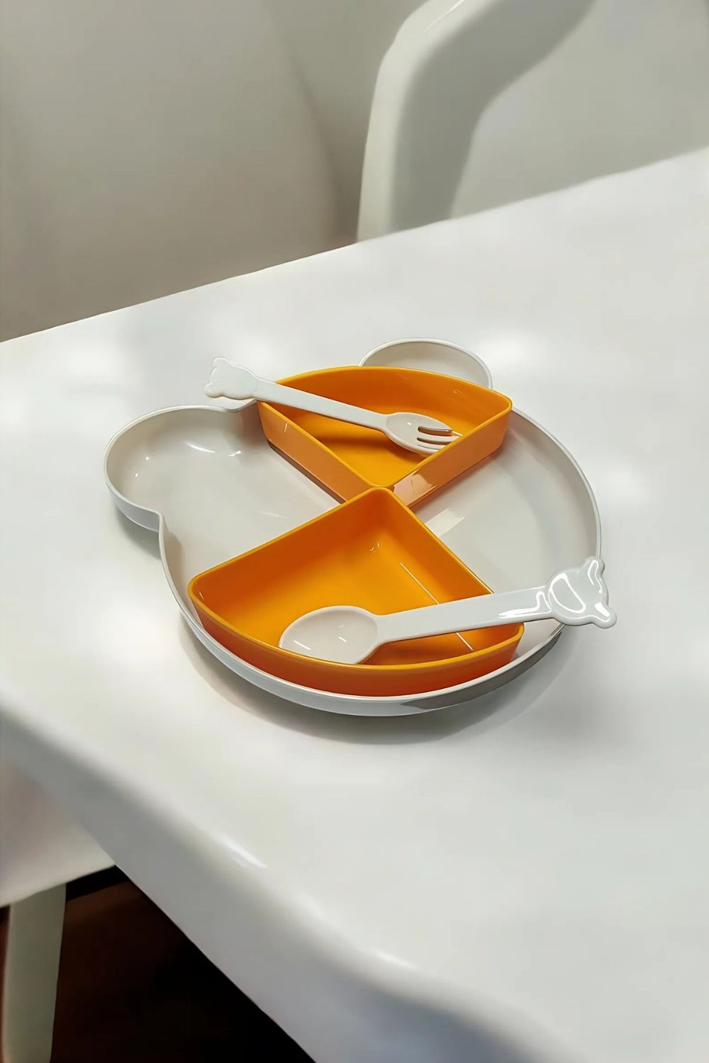 Ayı şeklinde beyaz tabakta turuncu bölmeli çocuk tabak seti ve kemik saplı beyaz çatal kaşık