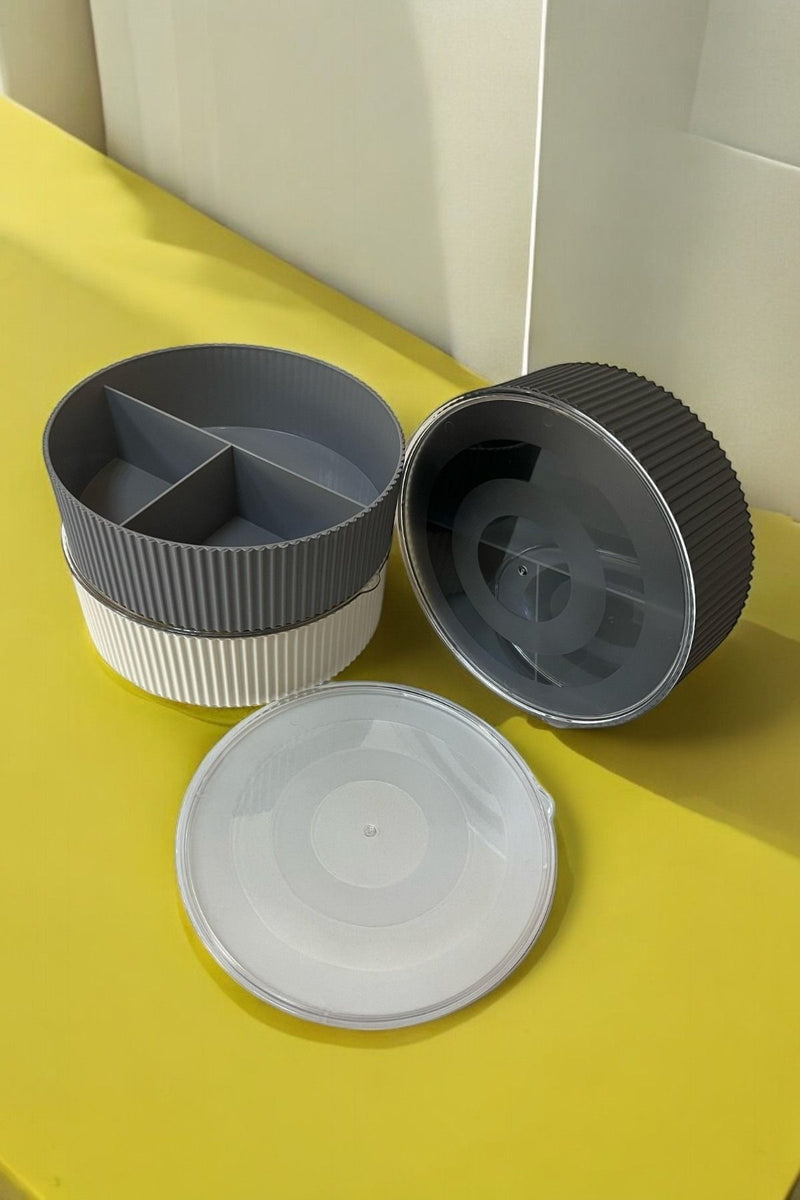 Bölmeli gri ve beyaz plastik saklama kutuları ile şeffaf kapaklar sarı yüzeyde