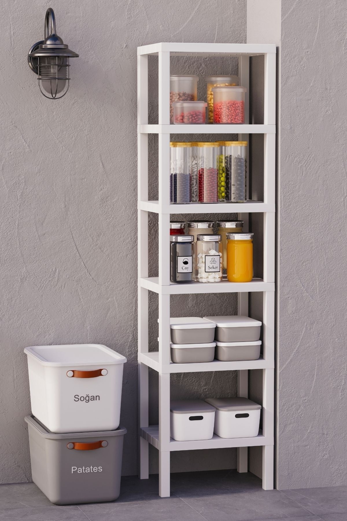 Beyaz raflı mutfak düzenleyici ve içinde baharat kavanozları, saklama kutuları, soğan ve patates saklama kutuları