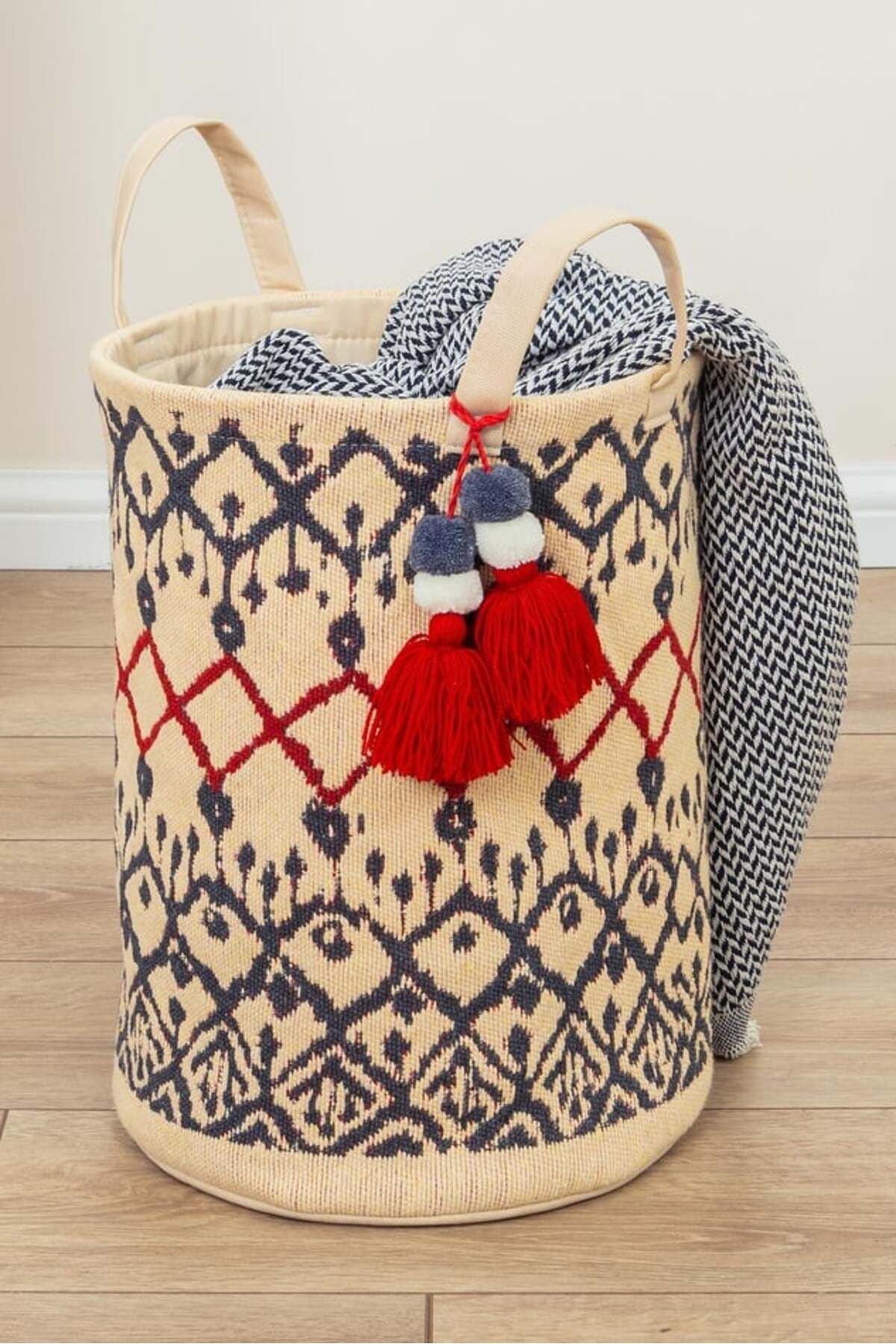 Kilim desenli el yapımı dekoratif sepet, kolunda siyah-beyaz tekstil, yerli el işi