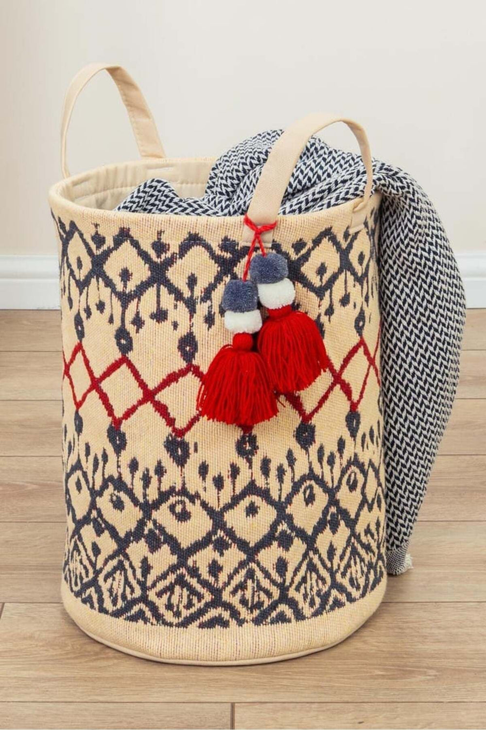 Kilim desenli el yapımı dekoratif sepet, kolunda siyah-beyaz tekstil, yerli el işi