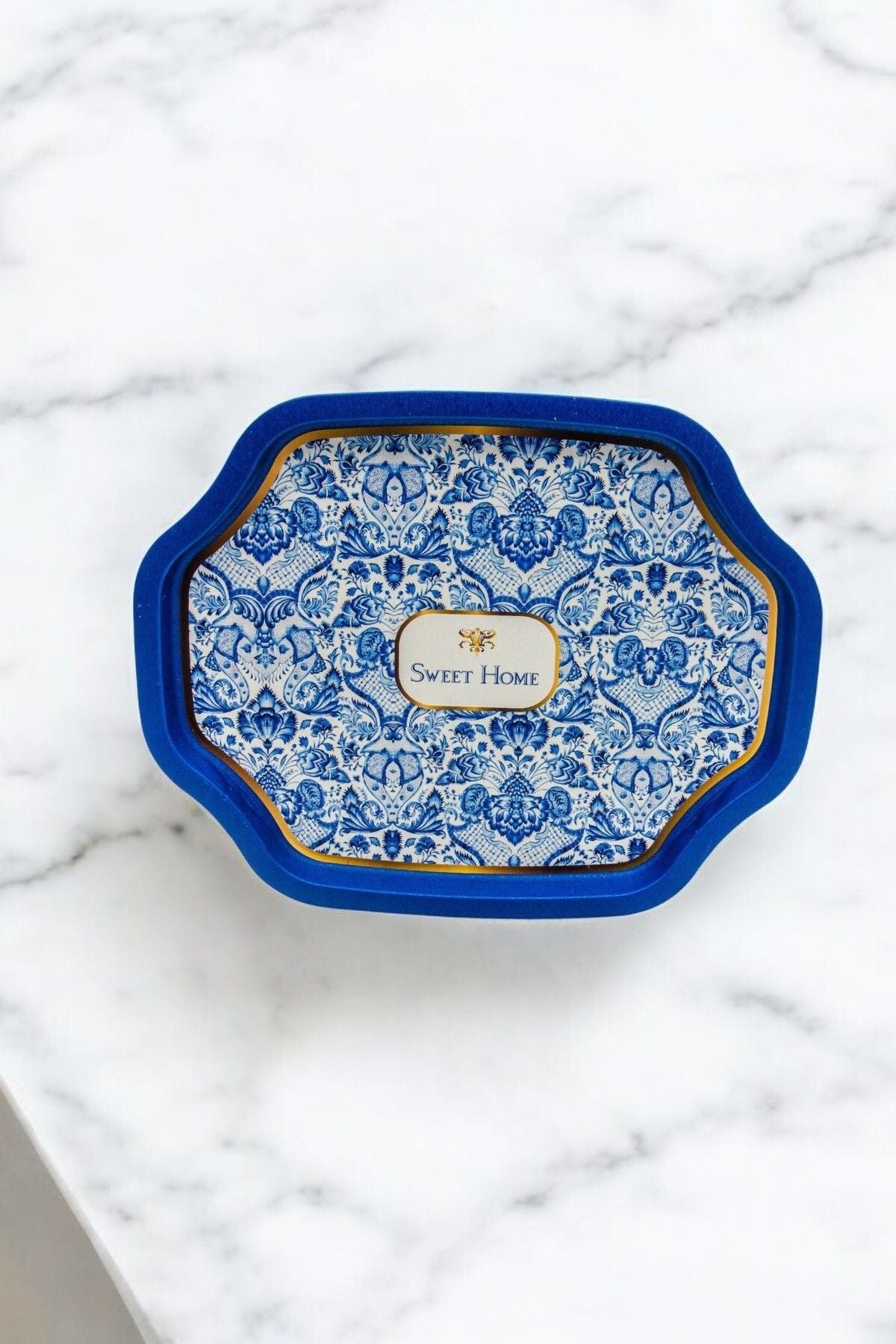 Mavi çerçeveli, detaylı desenli ve Sweet Home yazılı dekoratif tepsi