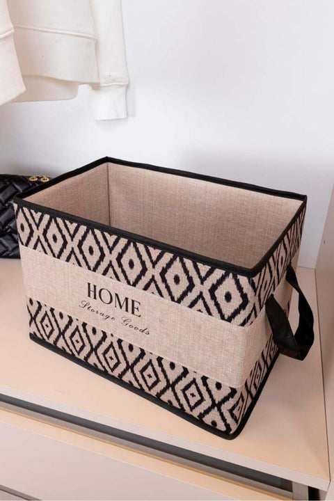 Ev depolama için siyah beyaz geometrik desenli kumaş kutu, etiketinde HOME Storage Goods yazısı