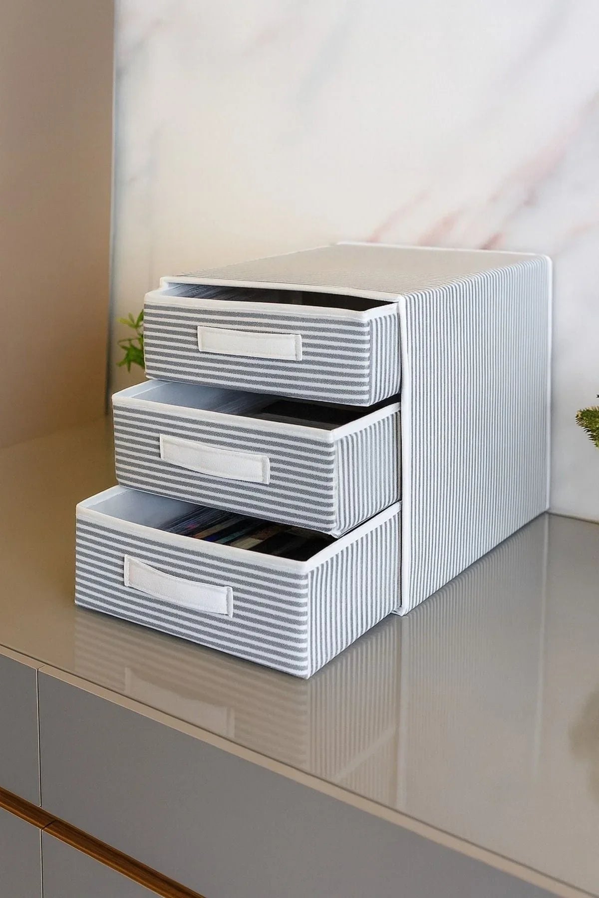 Gri ve beyaz çizgili kumaş üç çekmeceli masaüstü düzenleyici kutu