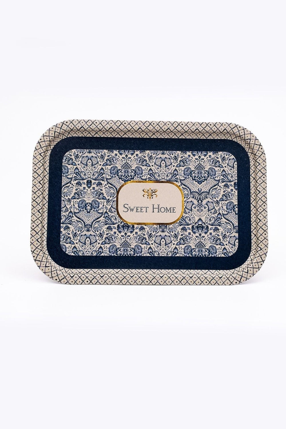 Mavi ve beyaz çiçek desenli, üzerinde Sweet Home yazısı bulunan dekoratif tepsi