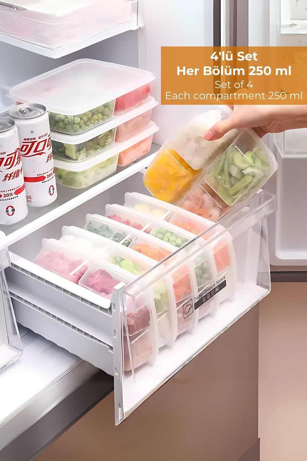 Buzdolabında dondurulmuş yiyeceklerin saklandığı 4'lü 250 ml bölmeli plastik saklama kapları seti