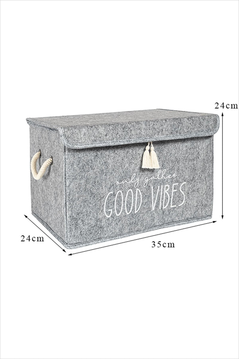 İçinde 'Good Vibes' yazan gri saklama kutusu, 35x24x24 cm boyutlarında, etrafında ip kulplar