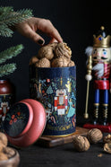 Cevizlerle dolu Nutcracker temalı kutu, yanındaki kuruyemişler ve dekoratif tahta kukla figürü