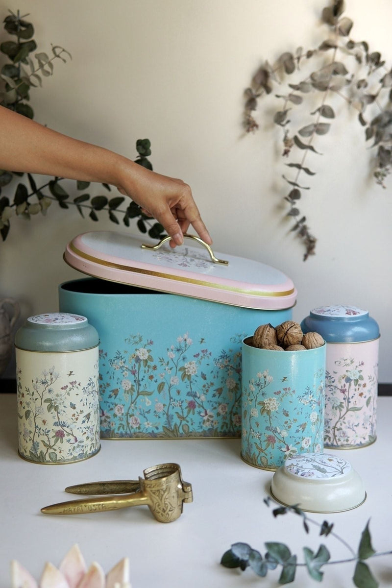 Pastel renkli, çiçek desenli metal kuruyemiş kutuları ve vintage ceviz kıracağı