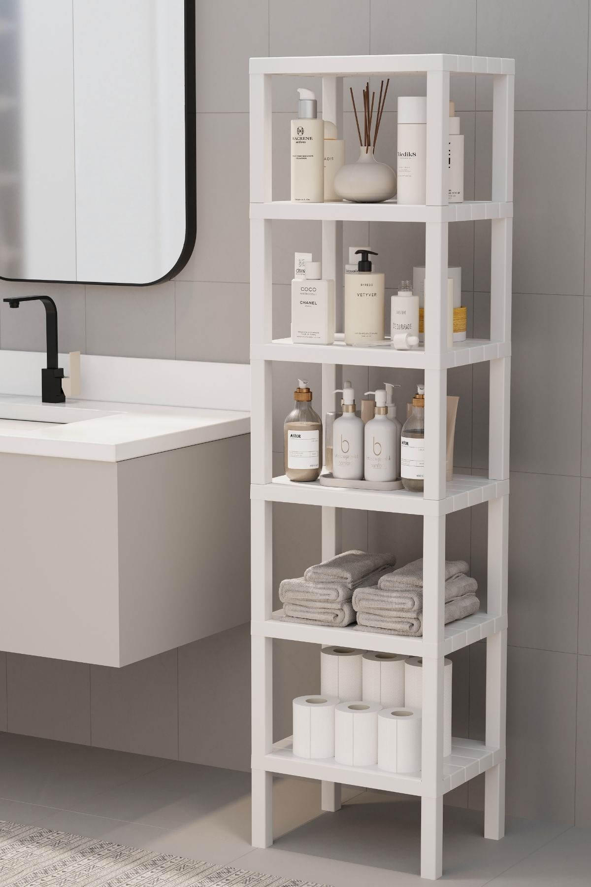Beyaz raflarda banyo aksesuarları, havlular ve tuvalet kağıtları ile modern banyo düzeni