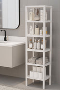 Beyaz raflarda banyo aksesuarları, havlular ve tuvalet kağıtları ile modern banyo düzeni
