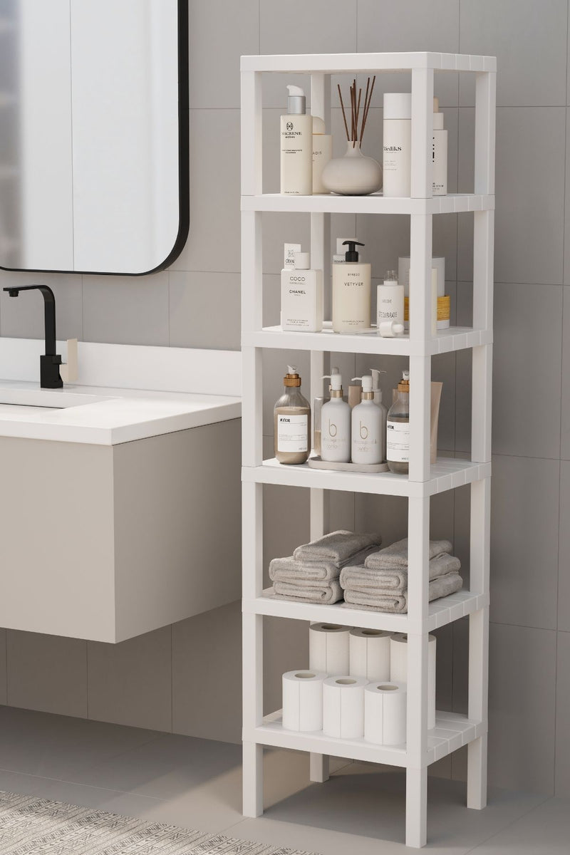 Beyaz raflarda banyo aksesuarları, havlular ve tuvalet kağıtları ile modern banyo düzeni