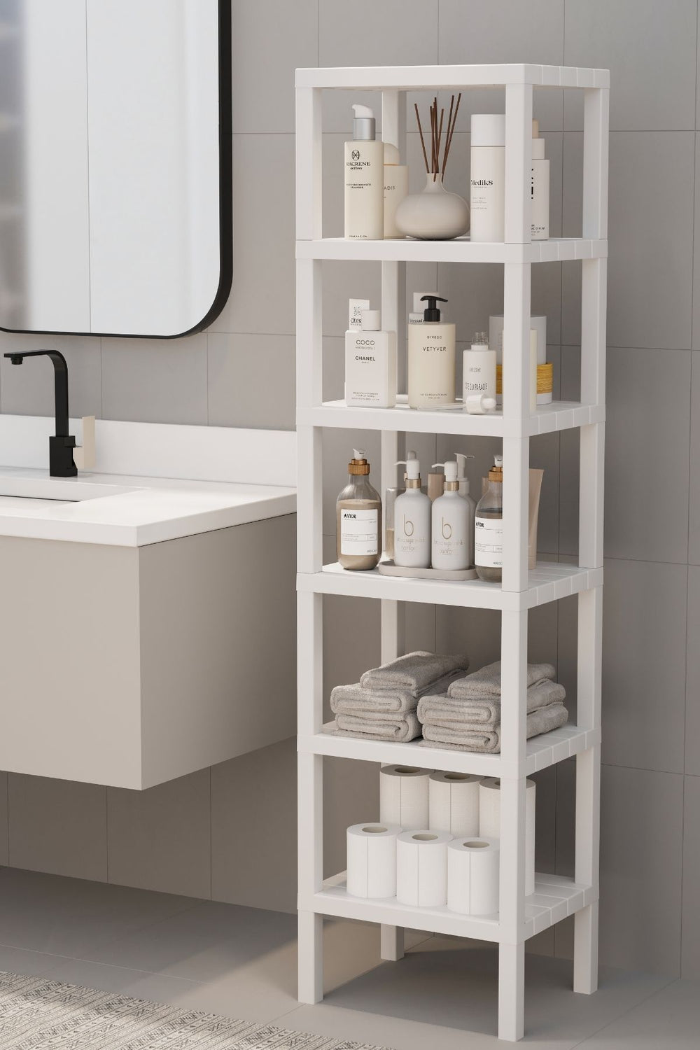 Beyaz raflarda banyo aksesuarları, havlular ve tuvalet kağıtları ile modern banyo düzeni