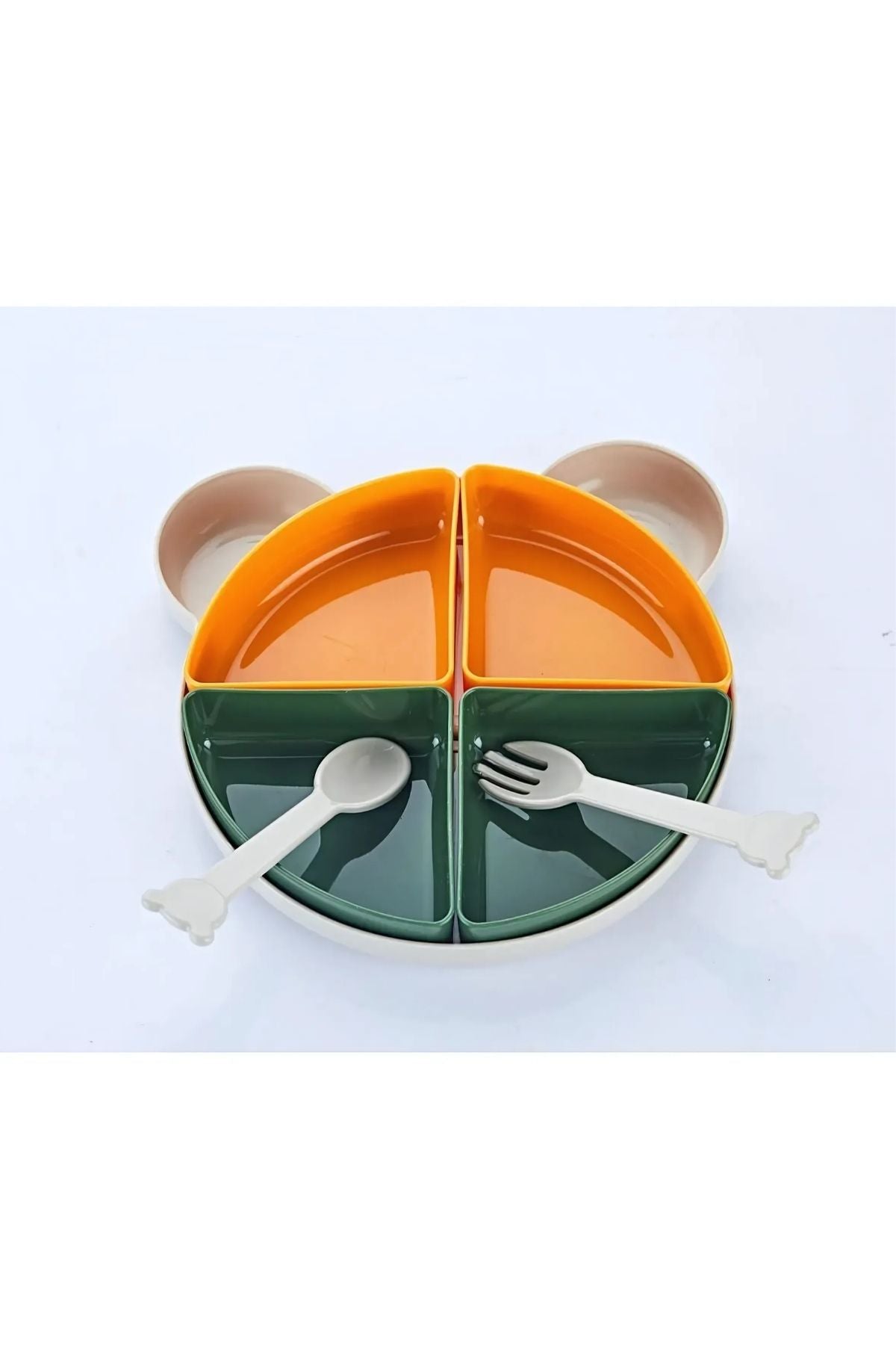 Beyaz tabanda ayırıcılarla bölünmüş turuncu ve yeşil renklerde çocuk yemek tabağı ve plastik kaşık, çatal seti