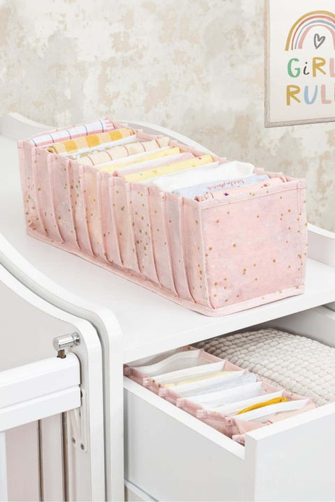 Pembe yıldız desenli katlanabilir organizer ve çekmecede bebek kıyafetleri düzenleyici