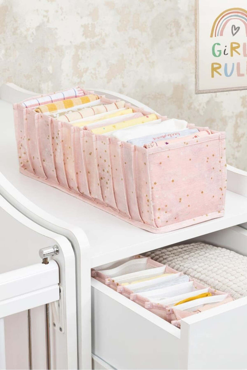 Pembe yıldız desenli katlanabilir organizer ve çekmecede bebek kıyafetleri düzenleyici