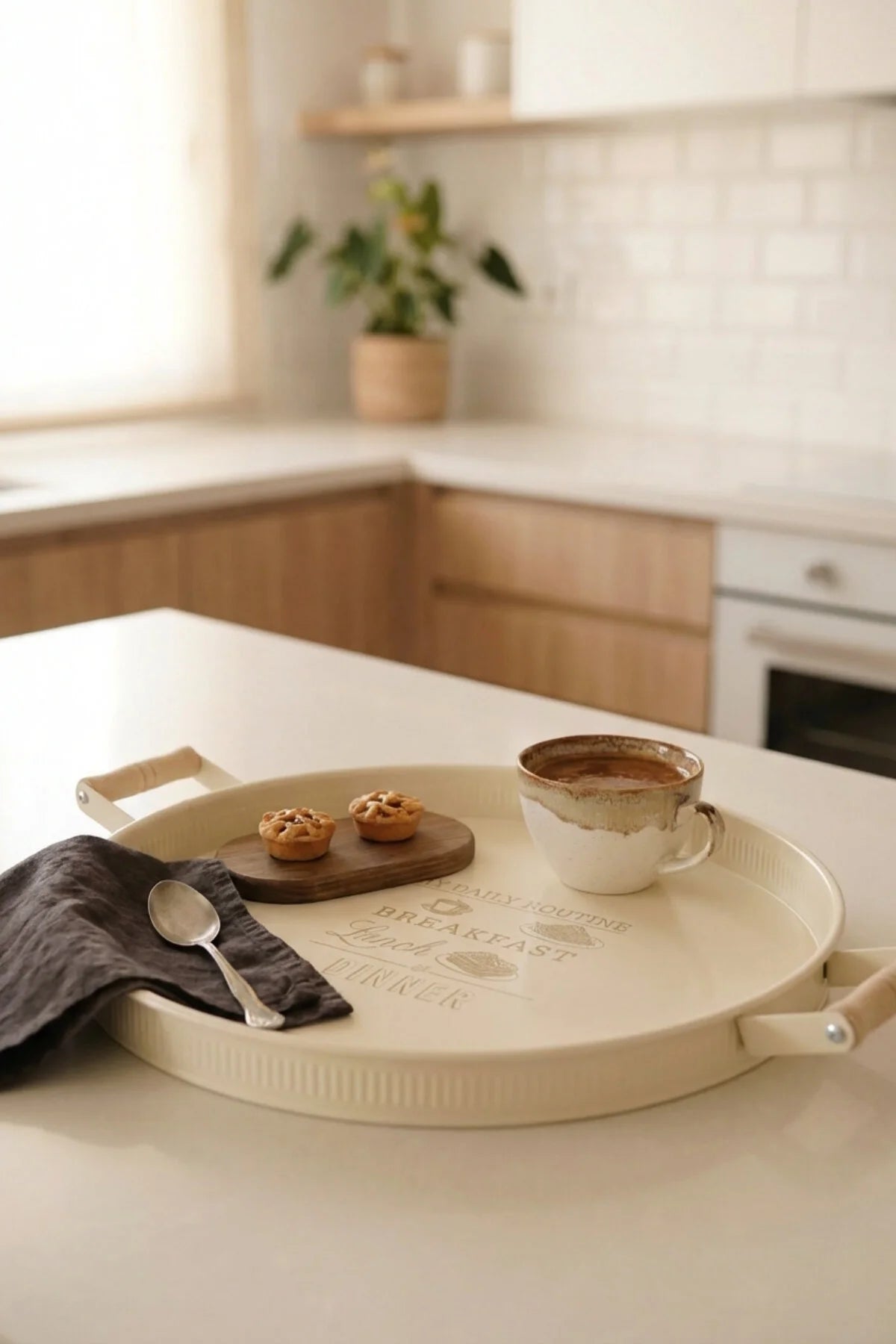 Ahşap Kulplu Yuvarlak Metal Servis Tepsisi 37 cm, "Krem"