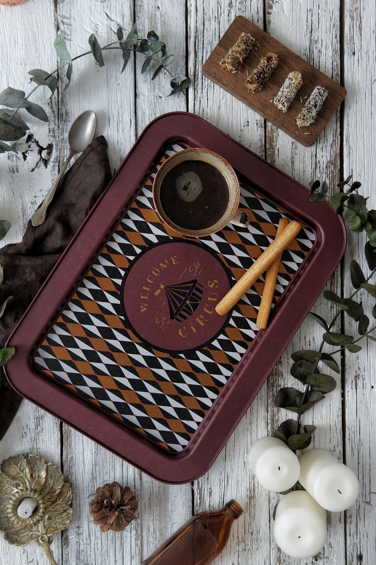 Kahve fincanı ve çubuk krakerlerle süslenmiş retro desenli tepsi, tahta masa üzerinde