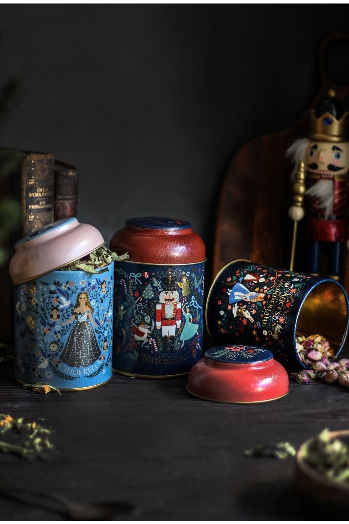 Nutcracker ve Cinderella temalı metal baharat kutuları, kurutulmuş bitkilerle ve klasik tahta kuruyemiş asker figürü