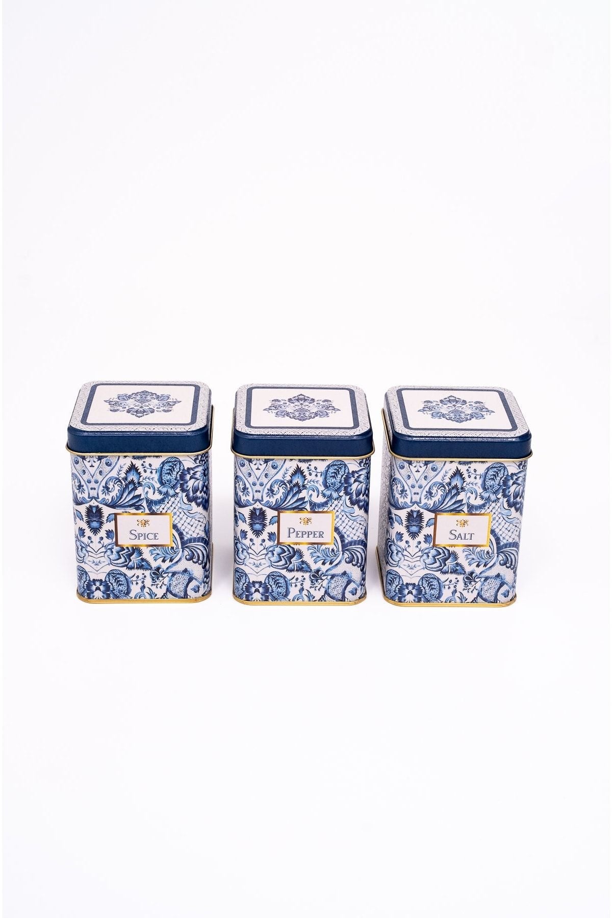 Mavi beyaz desenli baharat kutuları, üzerinde Spice, Pepper ve Salt yazılı