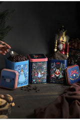 Nutcracker ve Cinderella temalı dekoratif kahve ve çay kutuları yanında ceviz ve kahve çekirdekleri